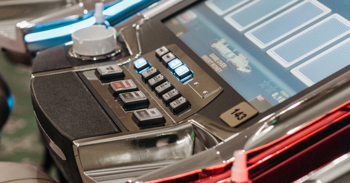 Человек размышляет об азартных играх и самопознании